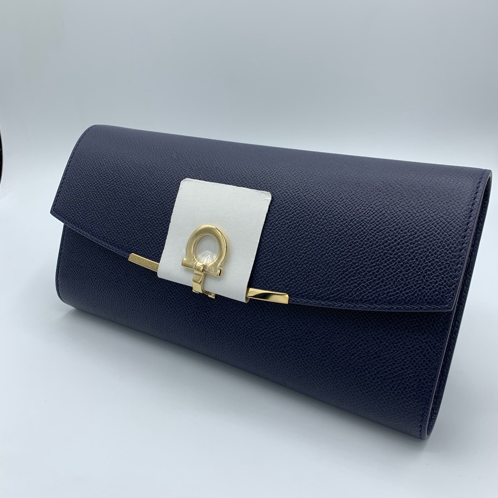 SALVATORE FERRAGAMO gancio chain strap clutch 318